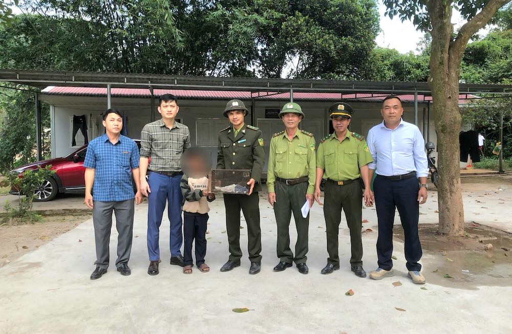 Lực lượng kiểm lâm tiếp nhận cá thể rái cá. Ảnh: H.Nguyên