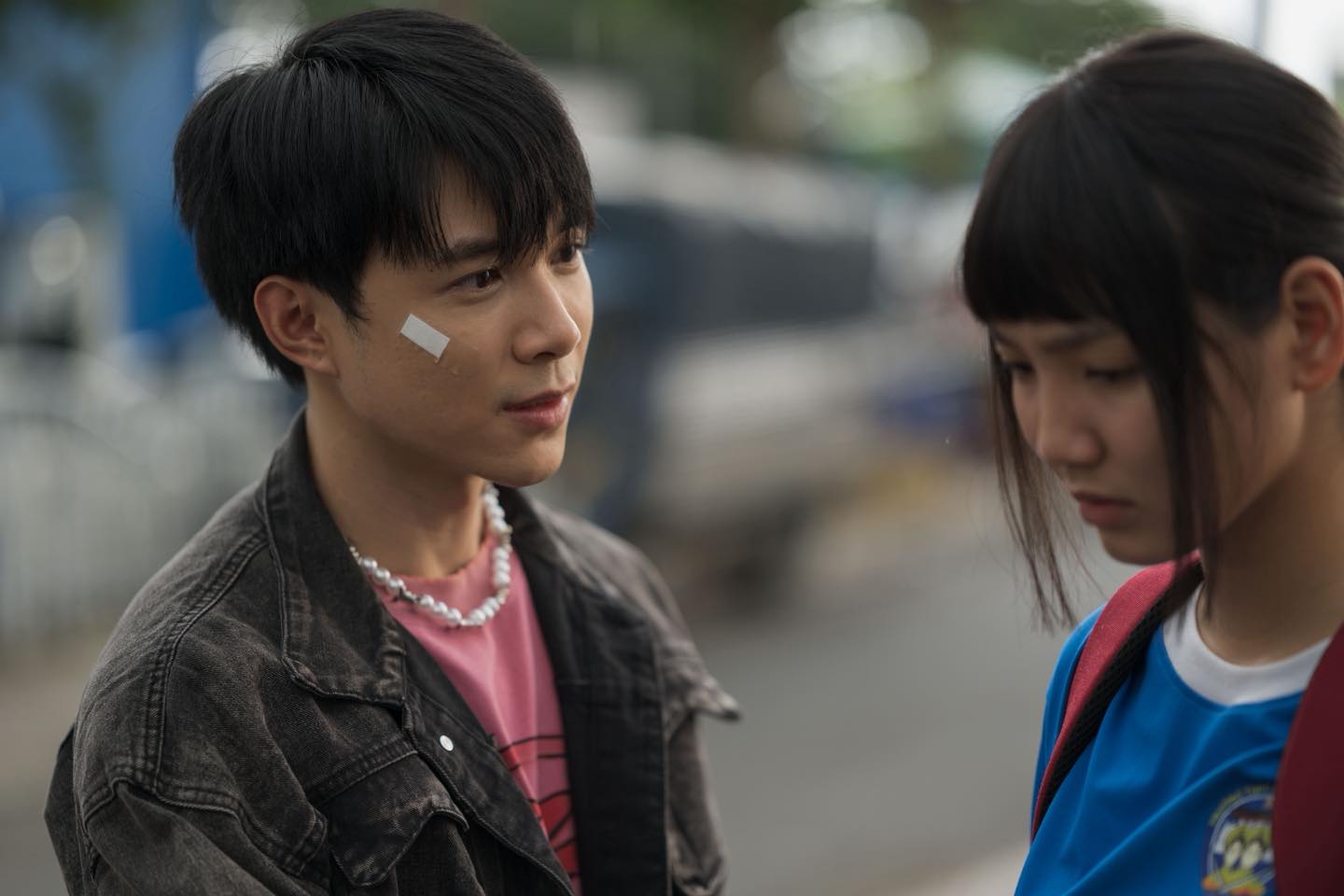 Anh Tú ATus mang nguồn năng lượng tích cực trong “Nhà ba tôi một phòng“. Ảnh: Nhà sản xuất.