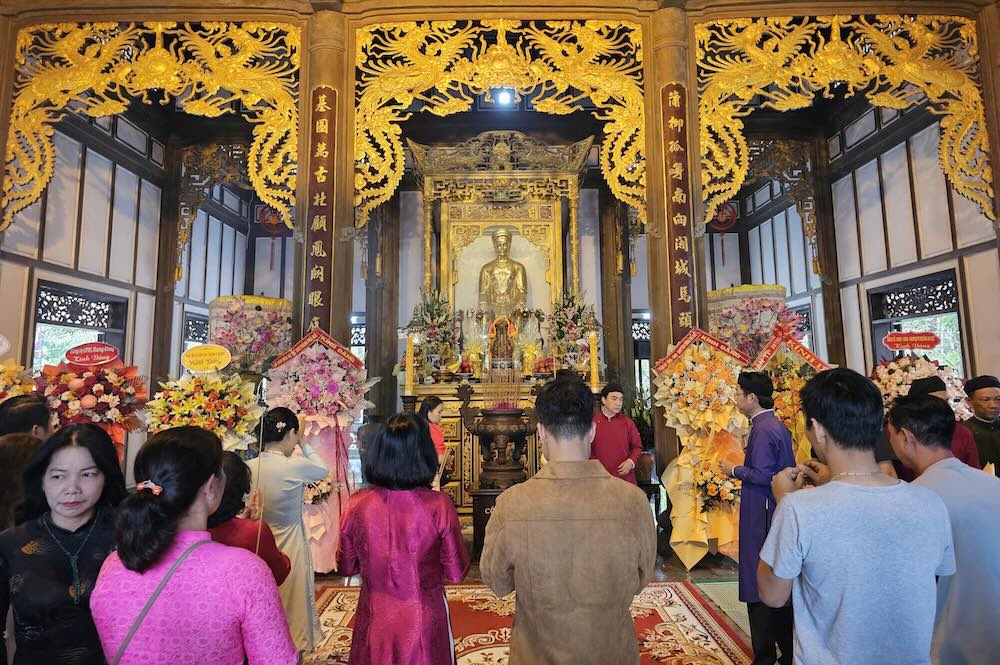 Người dân và du khách tham gia lễ hội dâng hương tại đền thờ Công chúa Huyền Trân. Ảnh: Quảng An