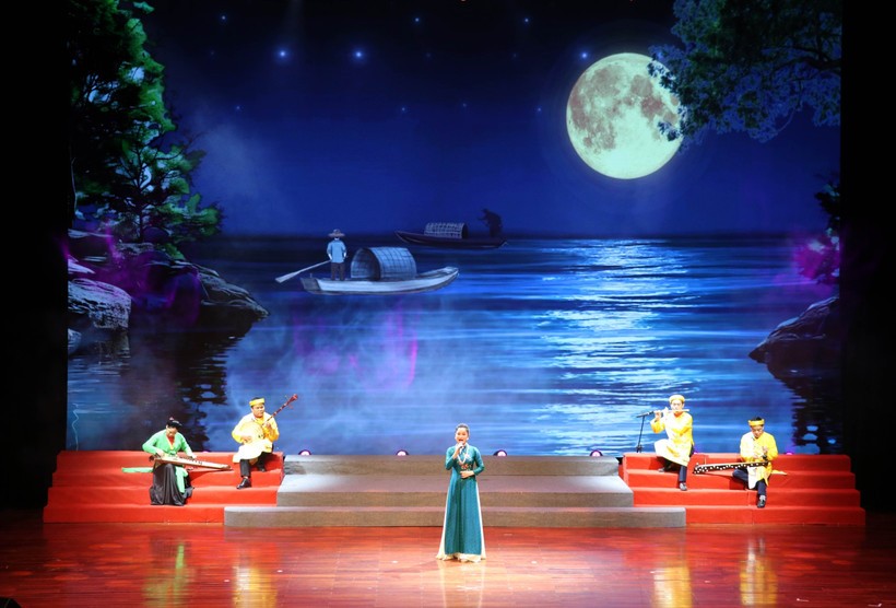 Tiết mục ngâm thơ trong Ngày thơ Việt Nam lần thứ 23 với chủ đề “Tổ quốc bay lên” tại Nhà hát Phạm Thị Trân, tỉnh Ninh Bình. (Ảnh: Thùy Dung/TTXVN)