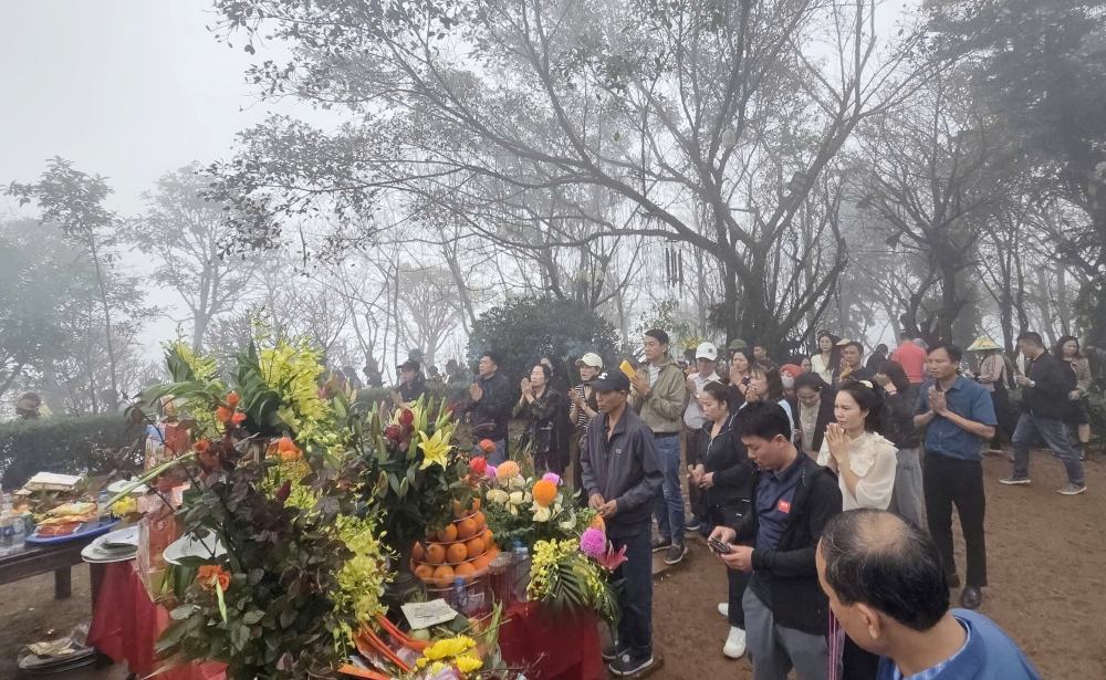 Du khách dâng hương, cầu may tại khu huyệt đạo thiêng. Ảnh: Quách Du