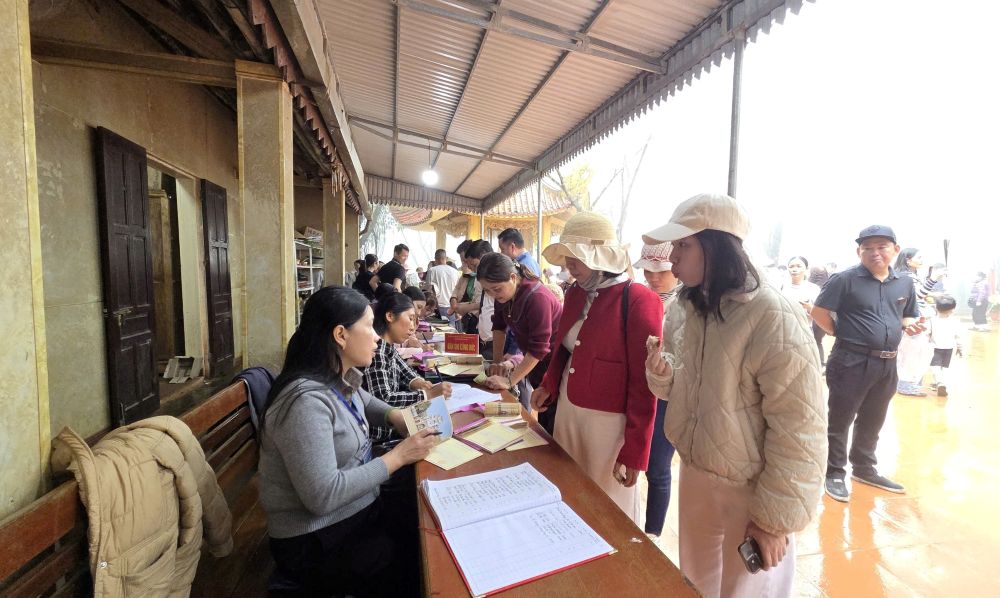 Ban tổ chức bố trí, sắp xếp đón khách hợp lý, thay vì có phần lộn xộn như những năm trước đây. Ảnh: Quách Du