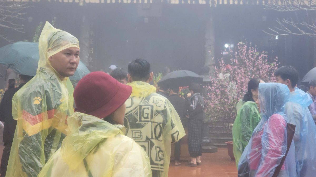 Du khách dâng hương, vãn cảnh trong thời tiết có mưa nhỏ. Ảnh: Quách Du