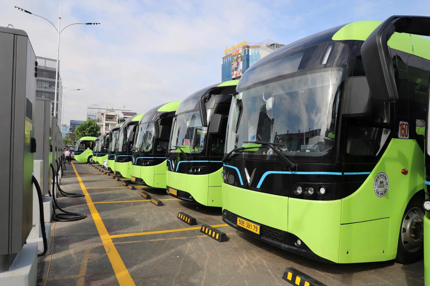 169 VinBus electric buses will roll on 9 routes in Ho Chi Minh City from 1. 3. Photo: Minh Quan