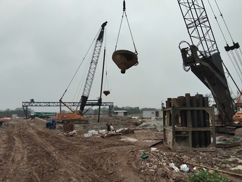 Công trường cầu vượt sông Hồng làm việc xuyên Tết để kịp tiến độ. Ảnh: Minh Hạnh 