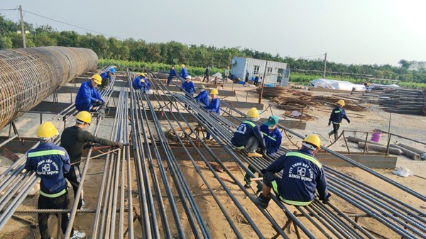 Tranh thủ thời tiết thuận lợi đầu năm, các nhà thầu thi công loạt ra quân. Ảnh: Minh Hạnh 