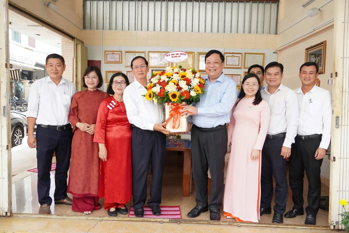 Chủ tịch UBND tỉnh Đồng Tháp Phạm Thành Ngại (thứ 4 từ phải sang) tặng hoa chúc mừng Thầy thuốc nhân dân tiêu biểu Đoàn Văn Hồng. Ảnh: Việt Tiến