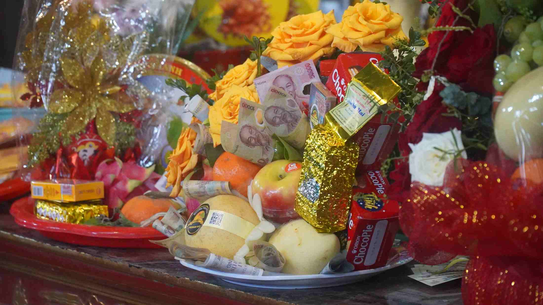 Du khách thành tâm dâng lễ, thắp hương tại Chùa Hoa Yên, gửi gắm ước nguyện bình an và sức khỏe đầu xuân. Ảnh: Minh Vũ