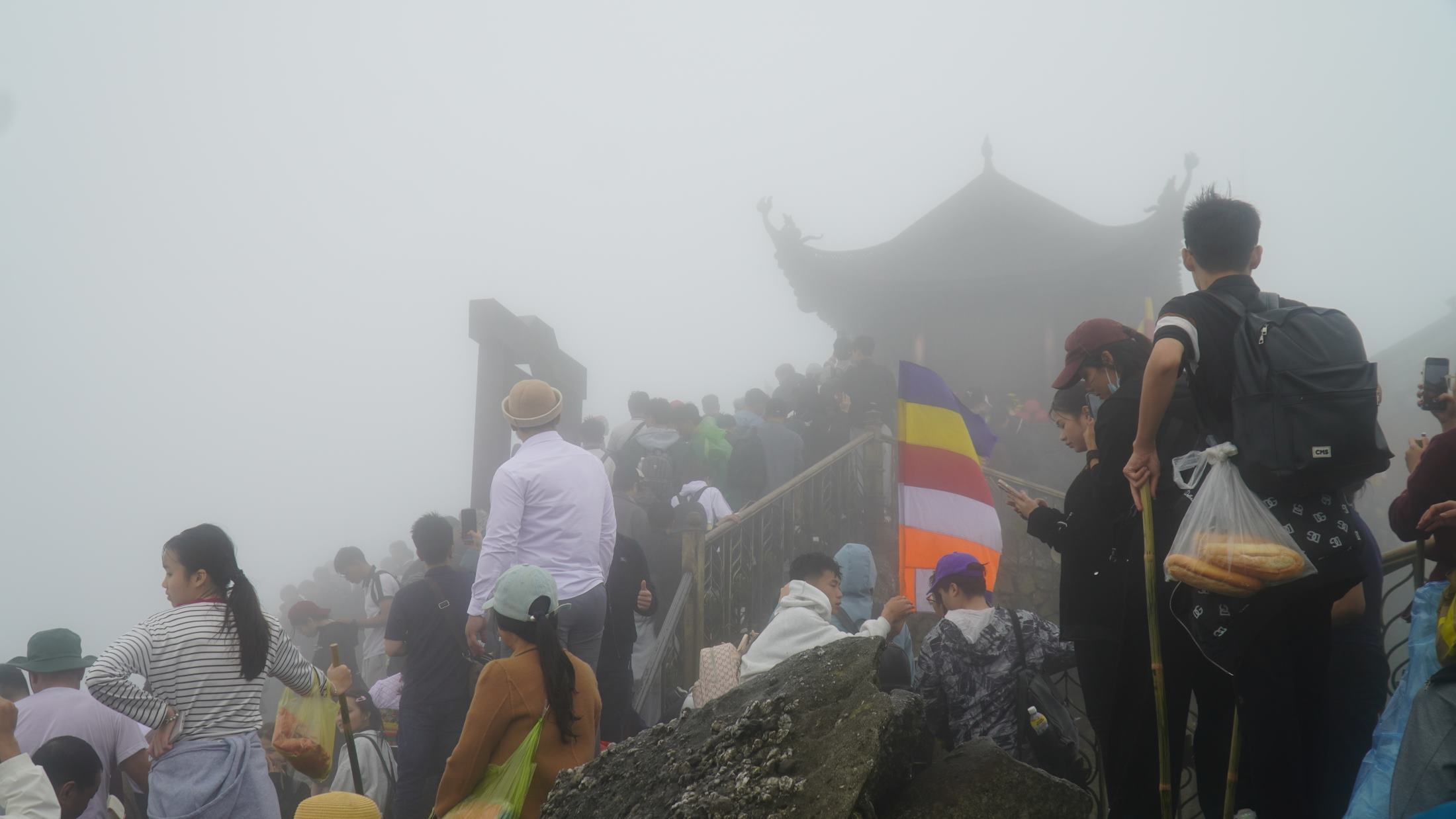 Du khách thập phương xếp hàng dài lên chùa Đồng. Ảnh: Minh Vũ