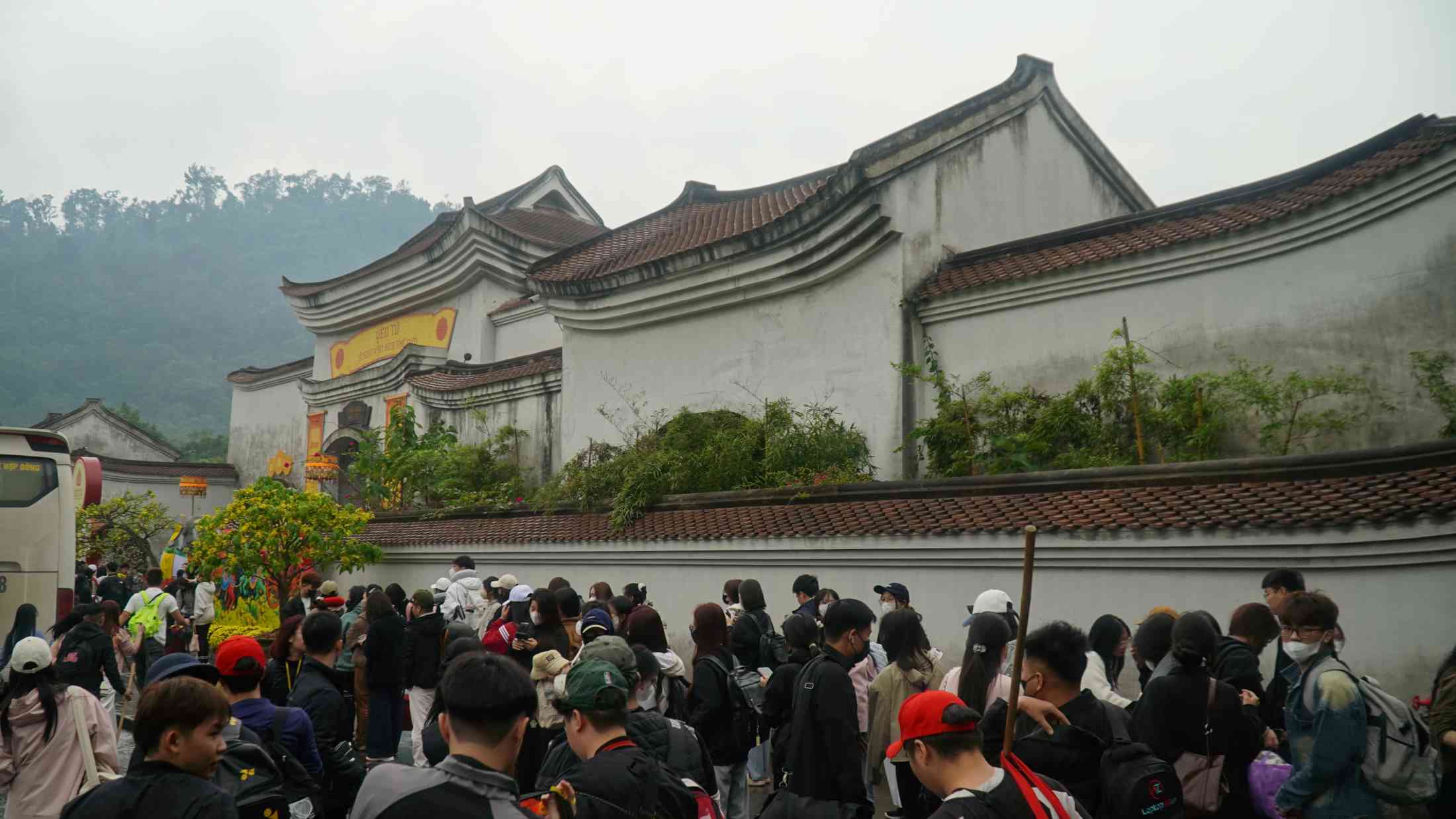 Rất đông du khách tới trước ngày khai hội cầu bình an. Ảnh: Minh Vũ