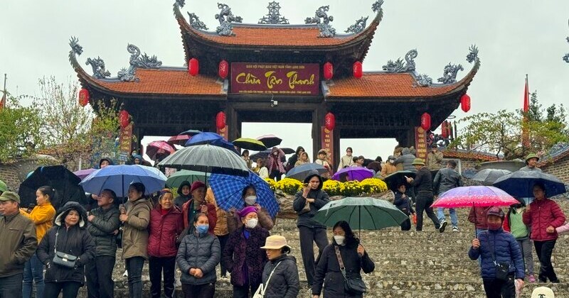 Mưa xuân kéo dài, du khách vẫn trẩy hội chùa Tân Thanh