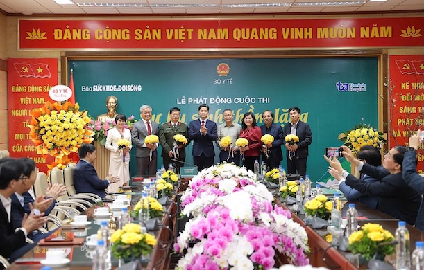 Thứ trưởng Bộ Y tế tặng hoa cho đại diện hội đồng chấm thi. Ảnh: Bộ Y tế