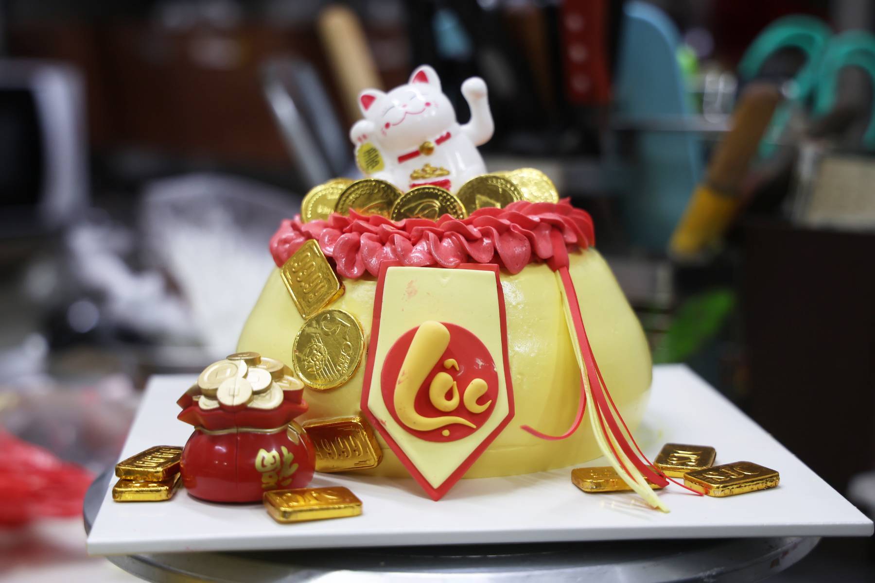 Primer plano de los tarros de oro "comibles", que atraen clientes durante el Festival del Dios de la Riqueza 2026