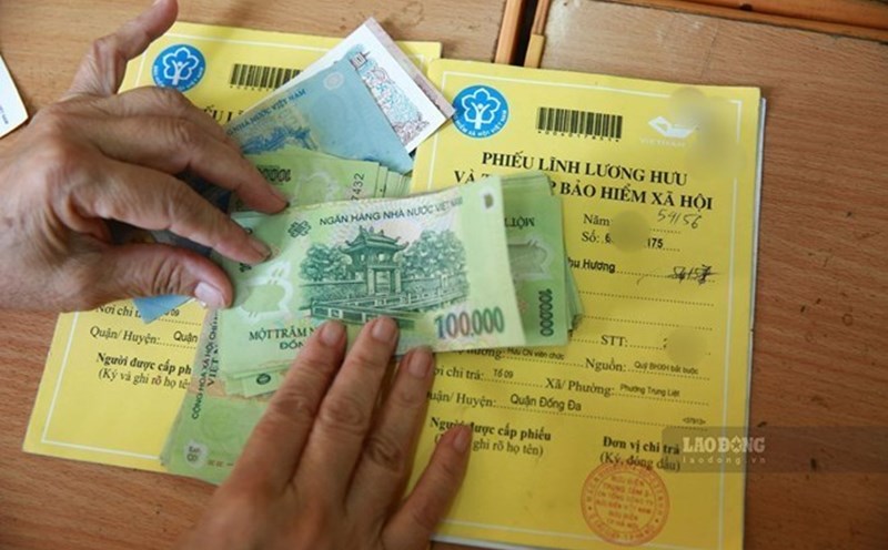 Many workers are wondering how the sickness allowance paid by social insurance is calculated. Photo: Hai Nguyen