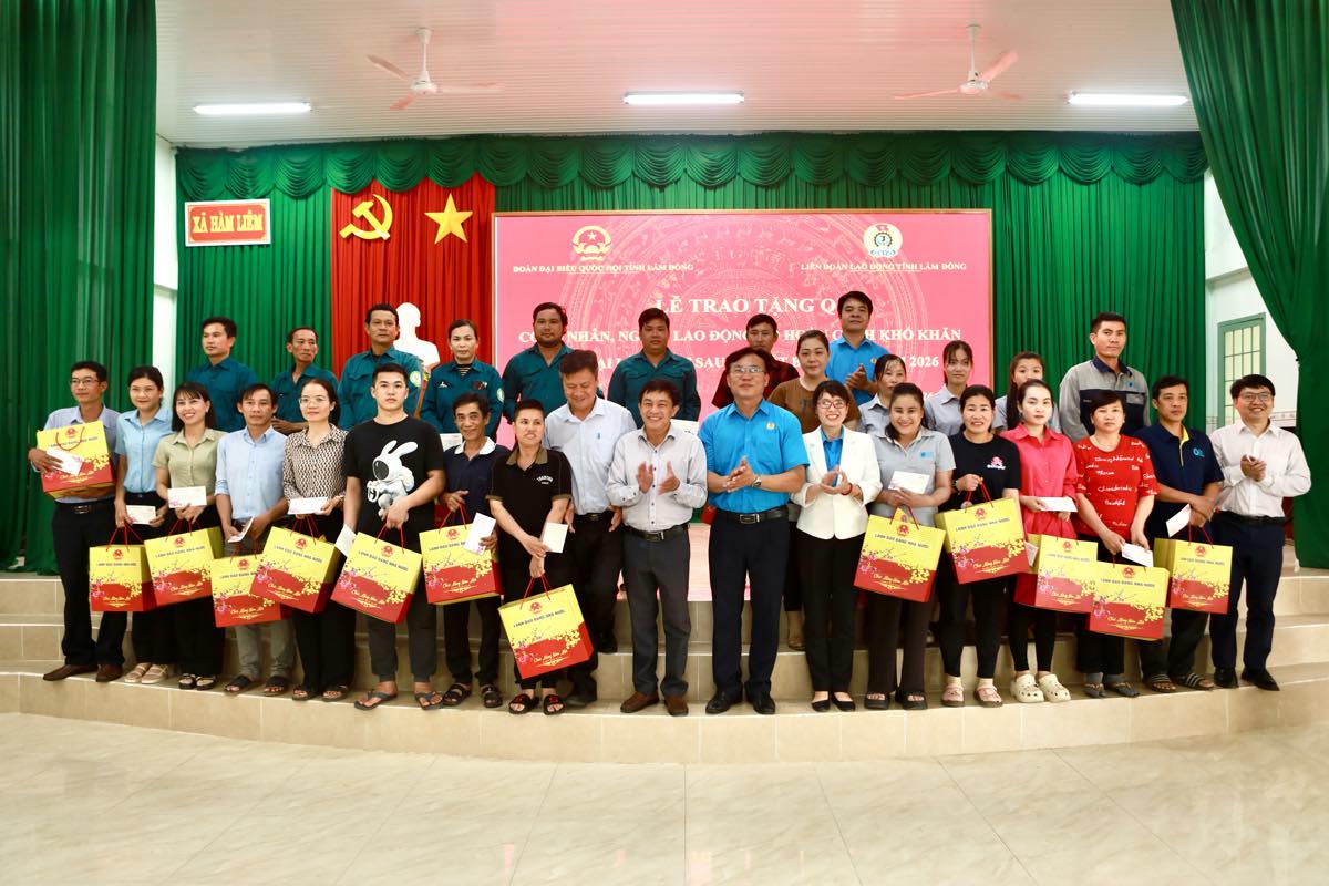 Trao các phần quà cho công nhân tại Khu công nghiệp Phan Thiết. Ảnh: Duy Tuấn