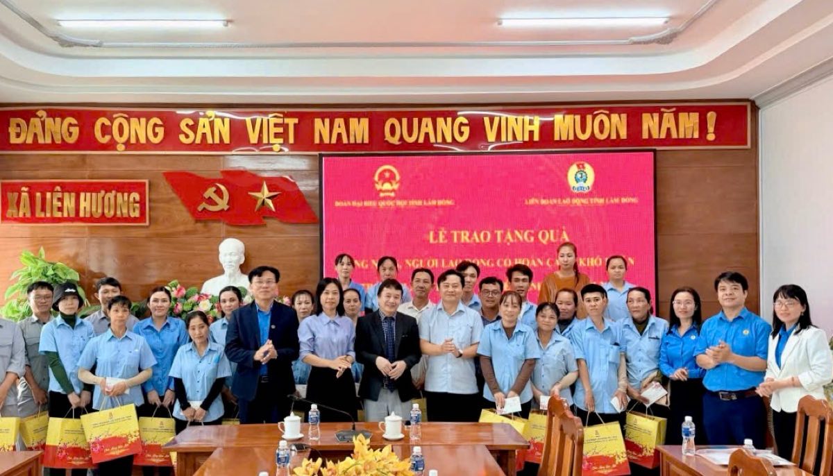 Trao quà cho công nhân tại xã Liên Hương. Ảnh: Quang Hùng