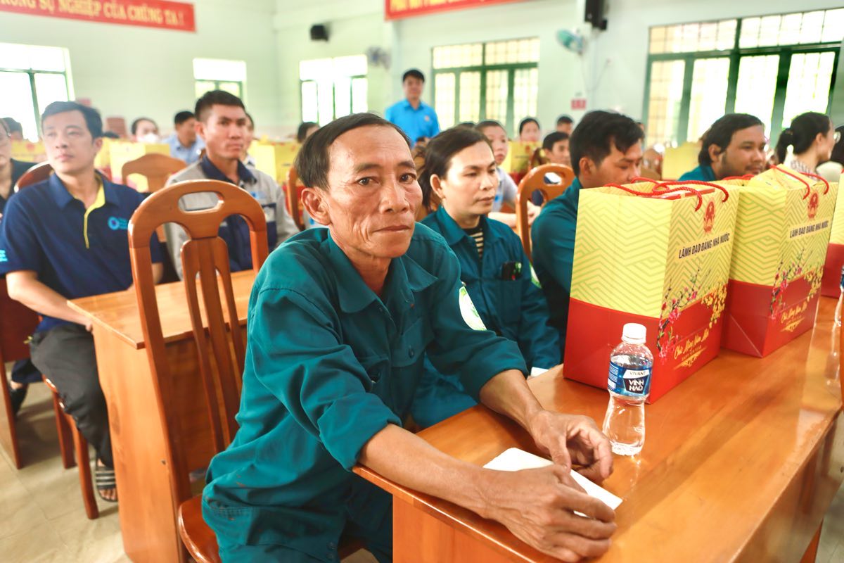 Ông Lưu Quang Thái phấn khởi khi được nhận quà. Ảnh: Duy Tuấn