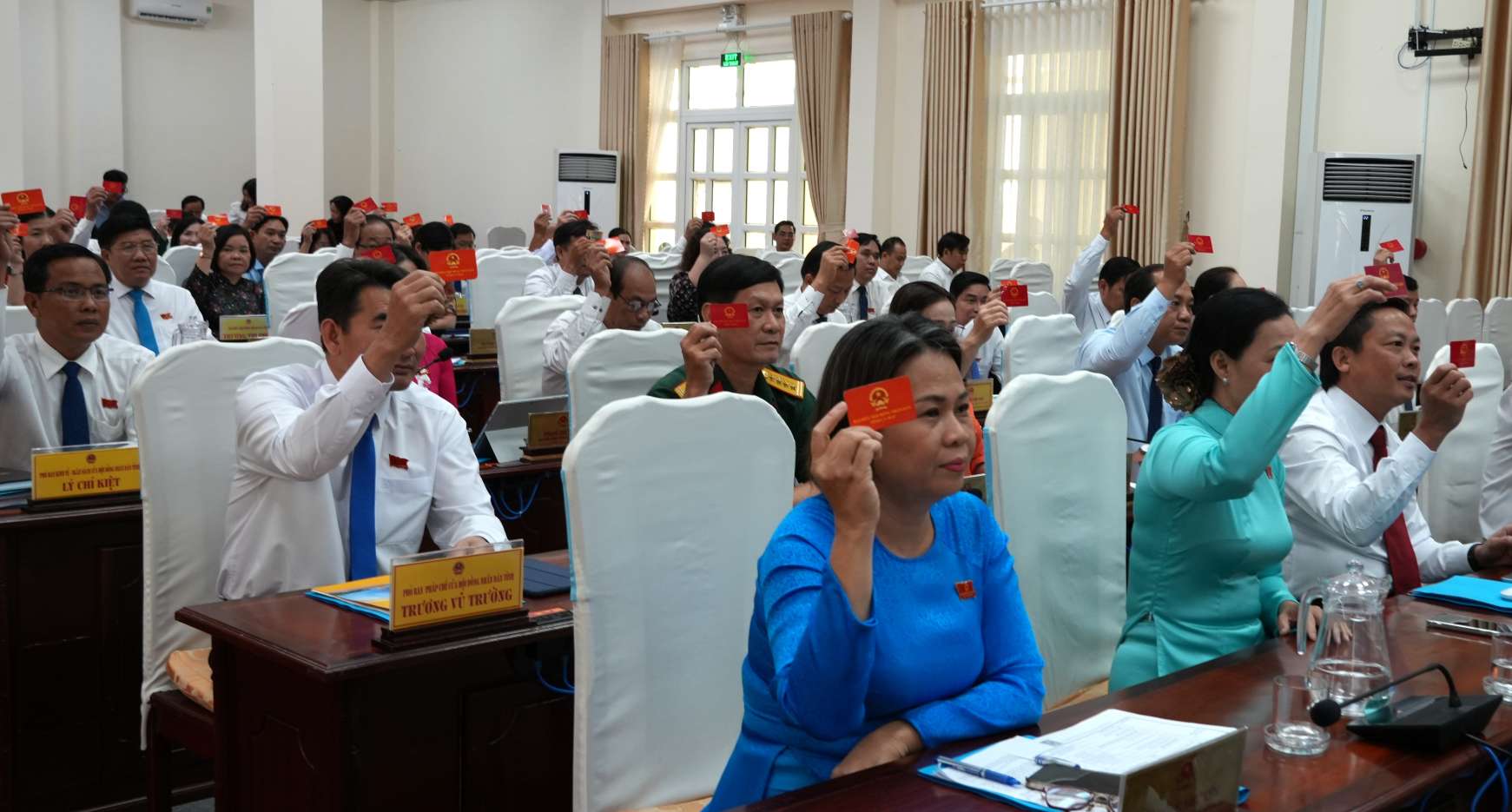 People's Council delegates vote to approve the Planning of Ca Mau province to 2030, vision to 2050. Photo: Nhat Ho.