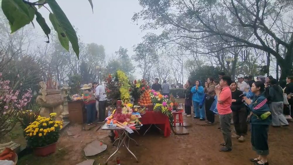 Am Tien Temple welcomes thousands of people to attend the heavenly gate opening ceremony in drizzly weather. Photo: Quach Du