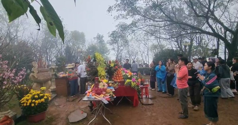 Đền Am Tiên đón hàng nghìn người dự lễ khai mở cổng trời trong mưa phùn