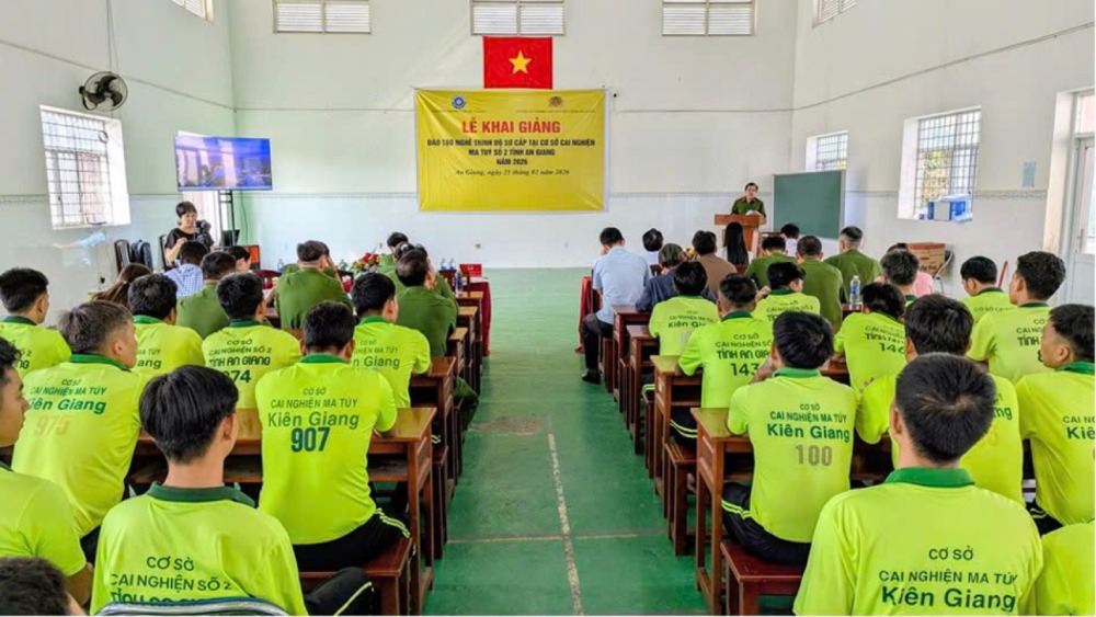 Opening ceremony of the elementary vocational training class for students undergoing drug detoxification. Photo: Binh An