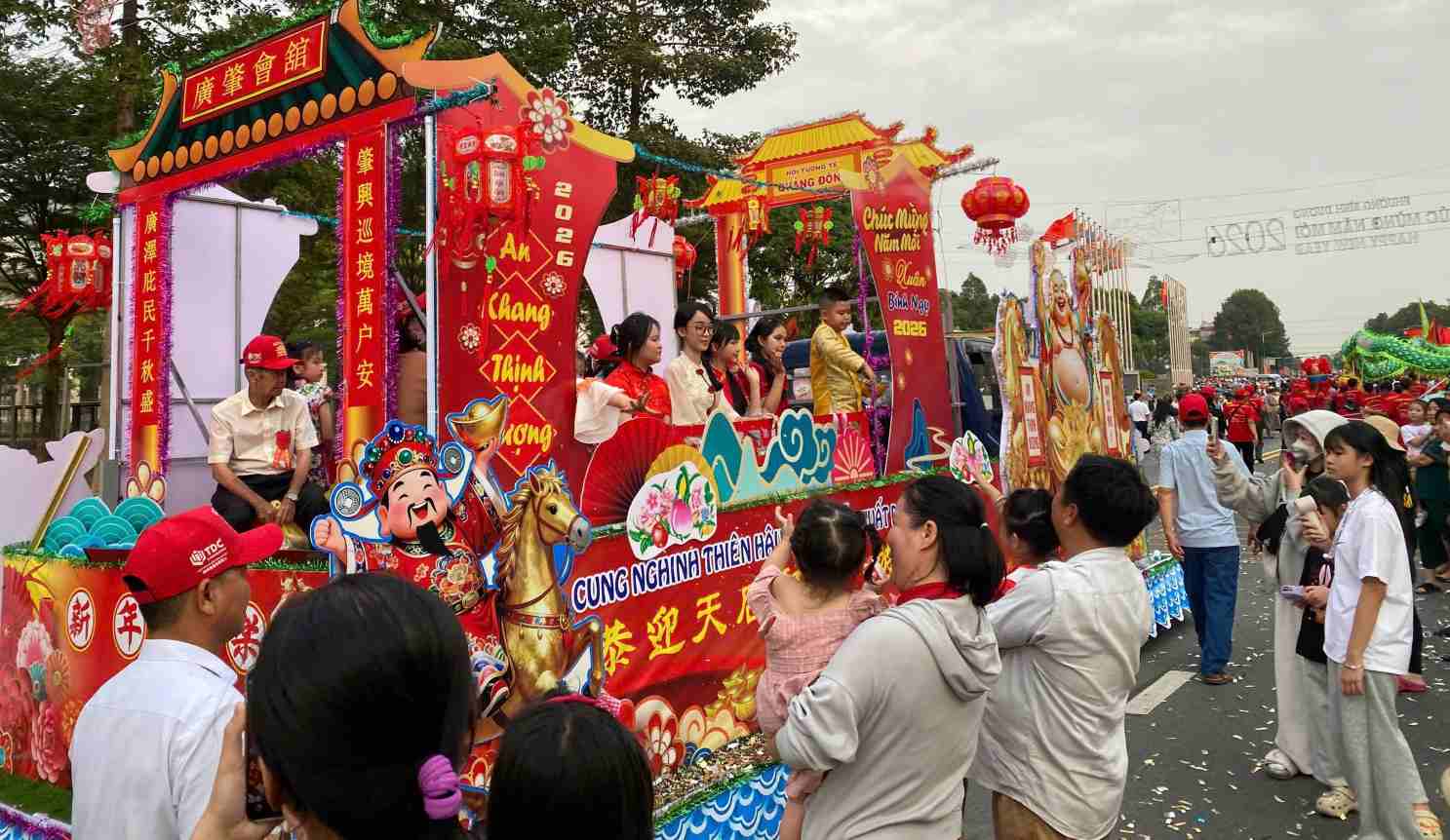 Hàng ngàn người dân tham gia lễ hội. Ảnh: Đình Trọng