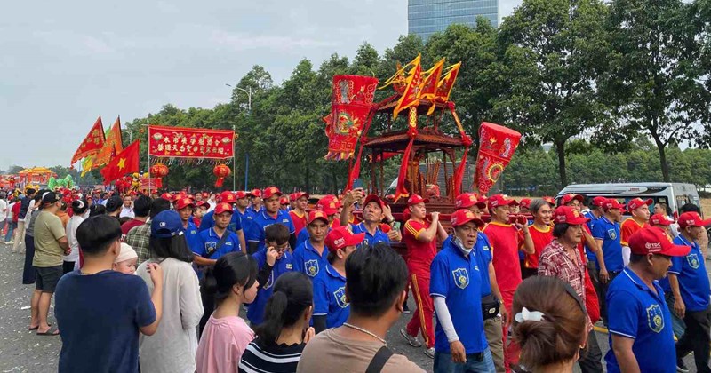 Bình Dương: Hàng ngàn người dự lễ rước kiệu Bà Thiên Hậu