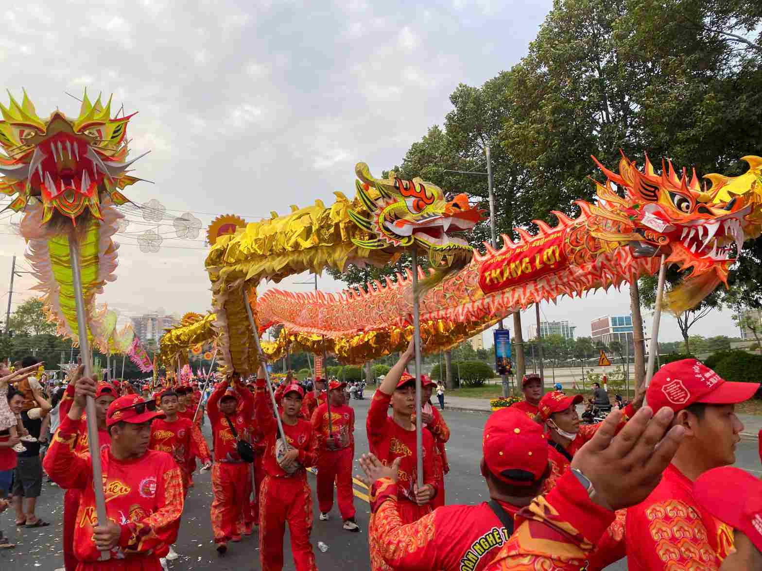Đoàn lân sư rồng biểu diễn tại lễ hội. Ảnh: Đình Trọng