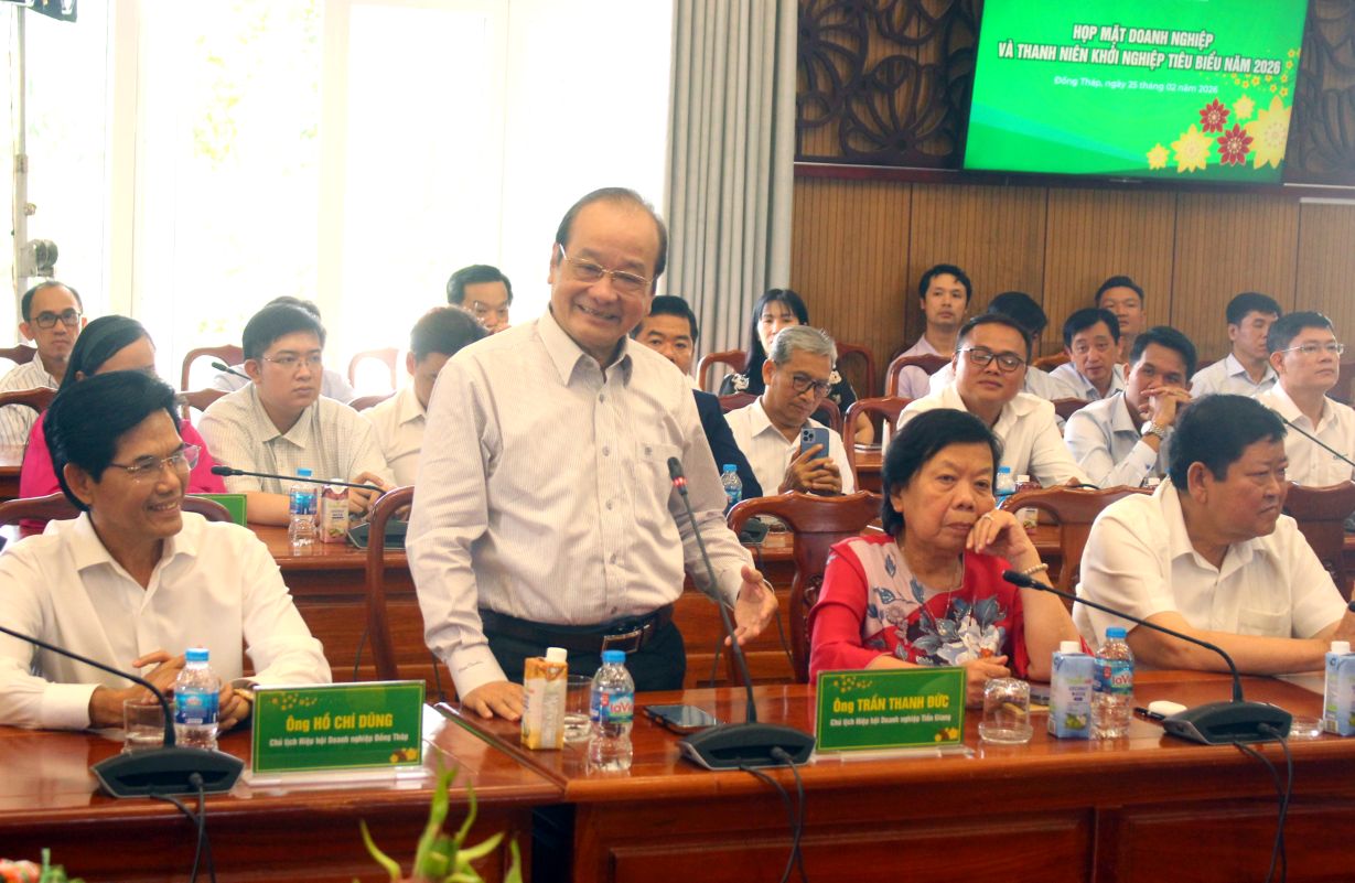 Đại diện các doanh nhân phát biểu tại buổi họp mặt. Ảnh: Thanh  Mai