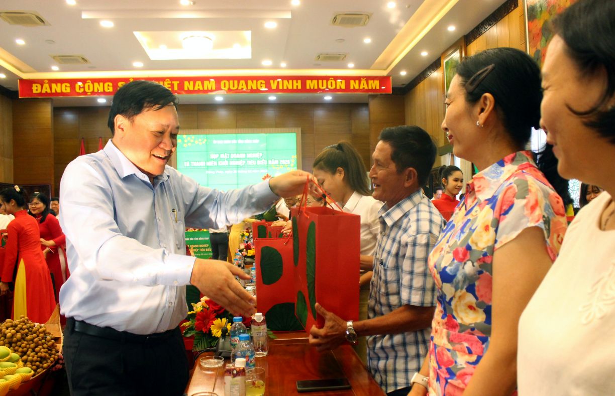 Ông Phạm Thành Ngại - Phó Bí thư Tỉnh ủy, Chủ tịch UBDN tỉnh Đồng Tháp tặng quà đầu năm mới cho doanh nghiệp. Ảnh: Thanh Mai