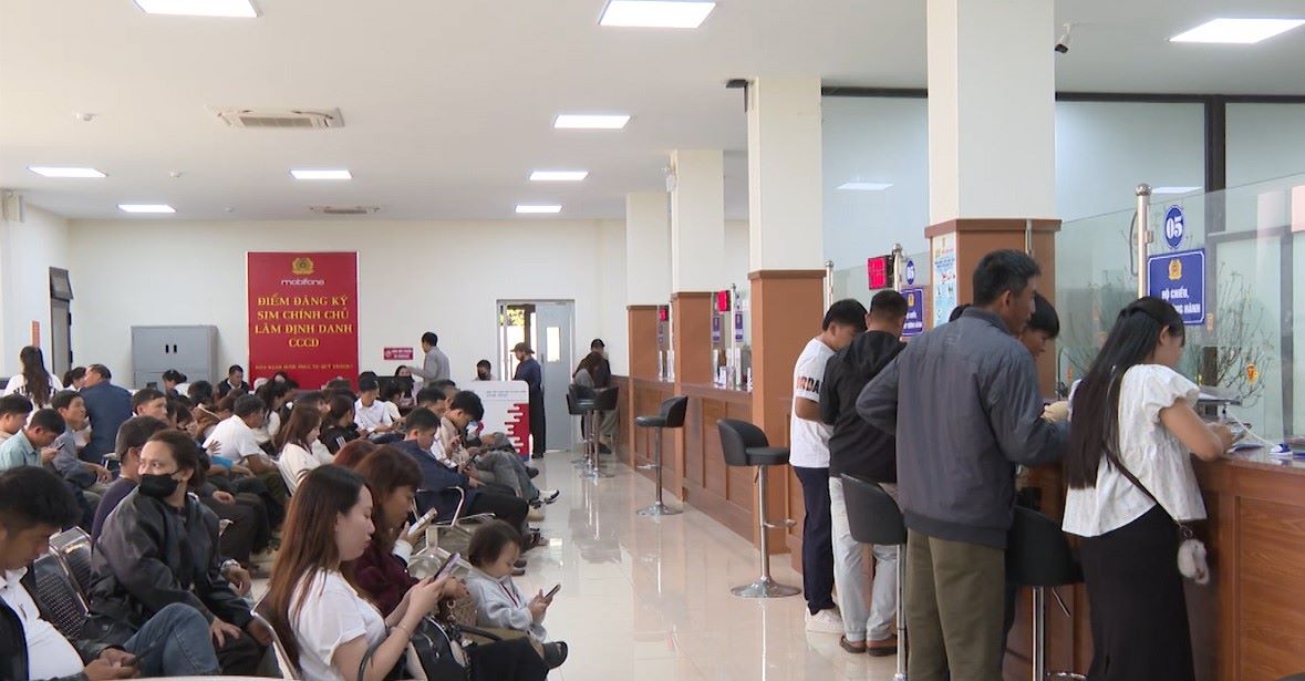 行政手続きの書類が増加し、テト休暇後のクアンチ省の行政サービスセンターに大きな圧力がかかっています。写真:タイン・チュン