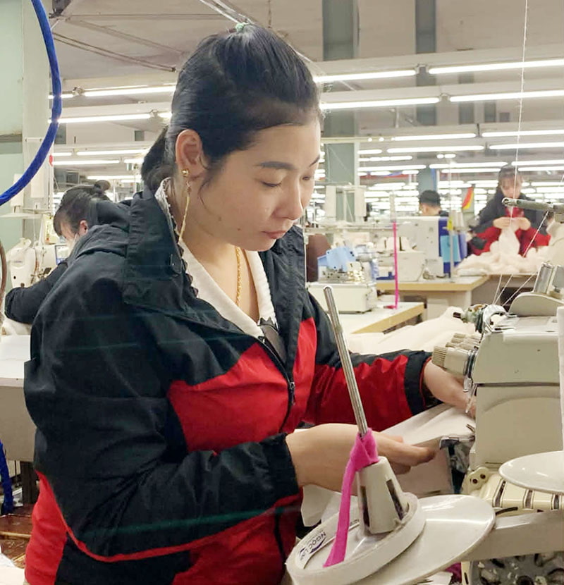 Chị Tuyết yên tâm làm việc lâu dài khi công ty tăng chính sách, đãi ngộ cho người lao động. Ảnh: Minh Hương.