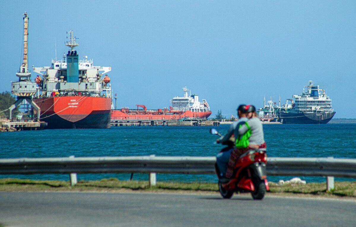 The oil tanker Nicos I.V. (right), flying the Saint Vincent and Grenadines flag, was seen with other oil tankers at Matanzas port, Cuba on February 17. Photo: AFP
