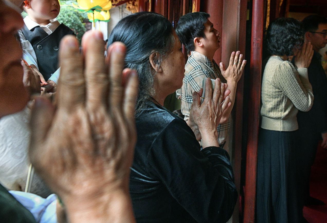 Đầu Xuân, người dân nô nức đi lễ chùa. Ảnh: Việt Văn