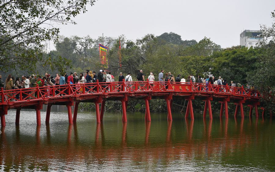 Dòng người trên Cầu Thê Húc ngày Xuân. Ảnh: Việt Văn