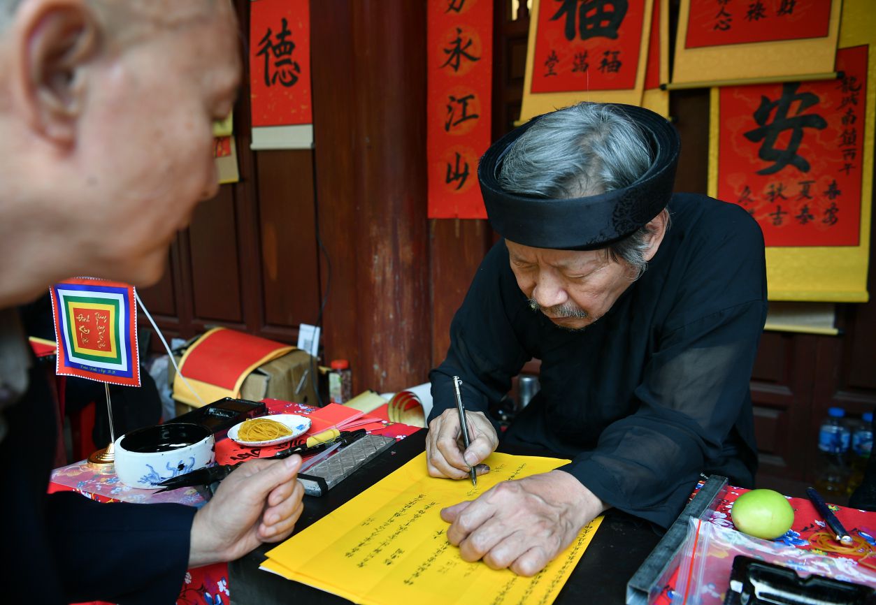 Xin chữ đầu năm, một phong tục đẹp. Ảnh: Việt Văn