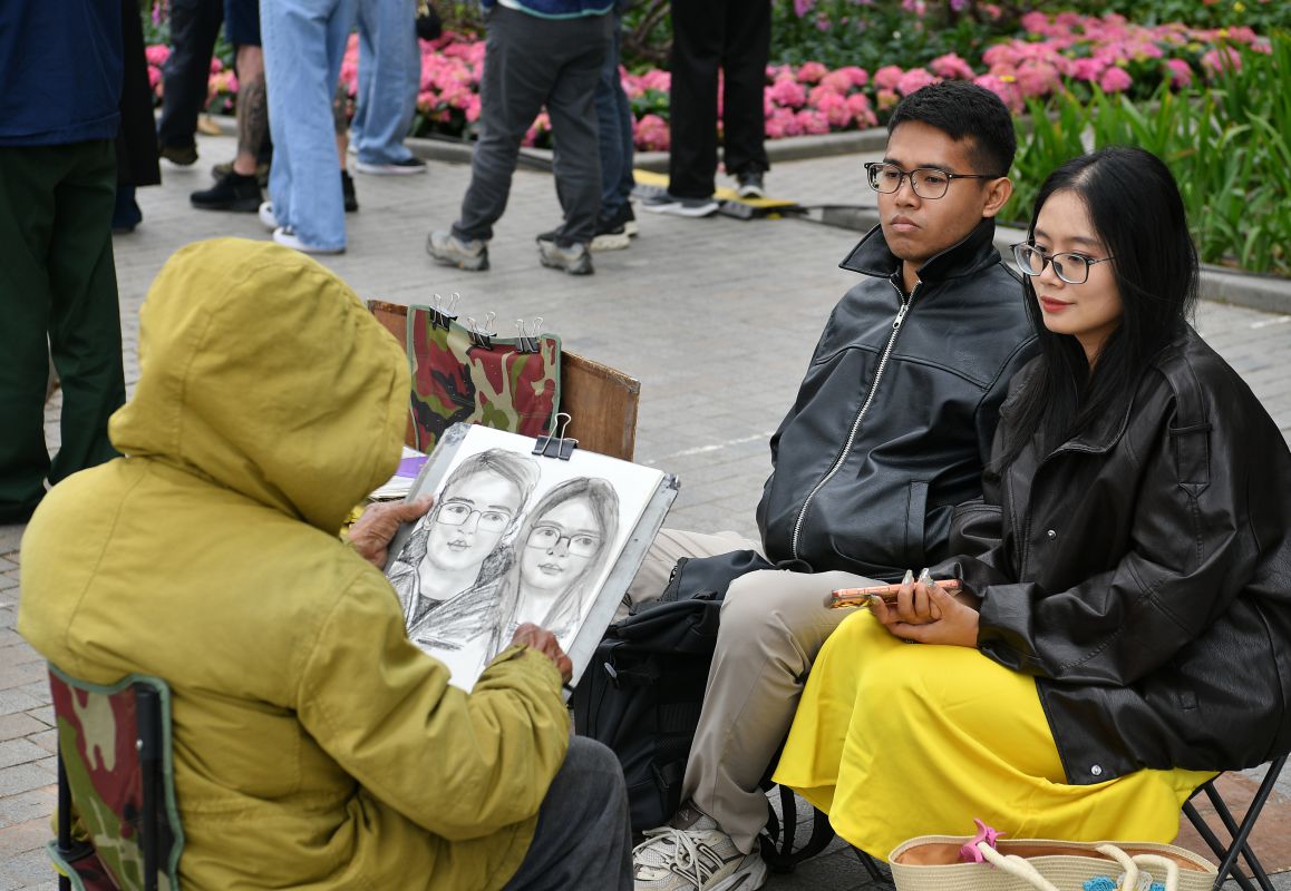 Vẽ ký họa bên hồ. Ảnh: Việt Văn