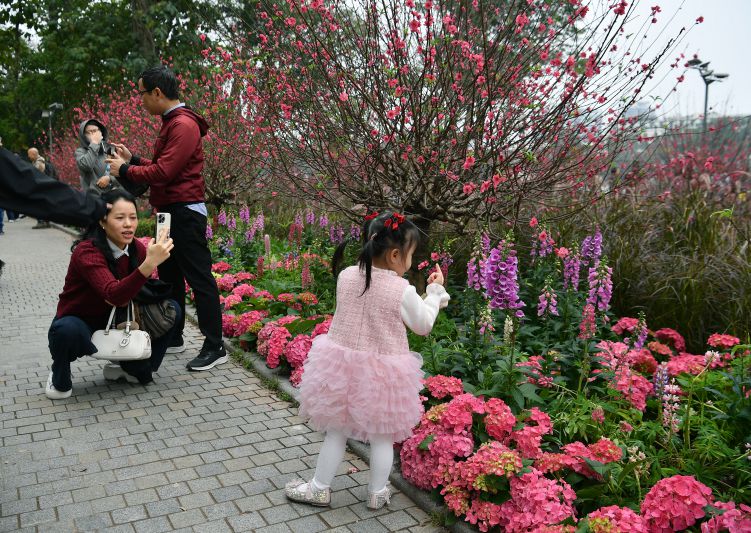 Mẹ và con. Ảnh: Việt Văn 