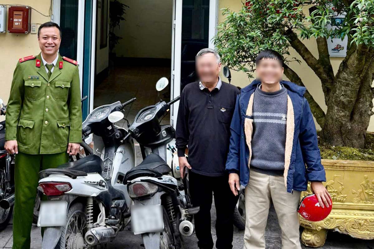 Hong Gai Ward Police return vehicles in the rare case of motorbike mistake. Photo: Hong Gai Ward Police