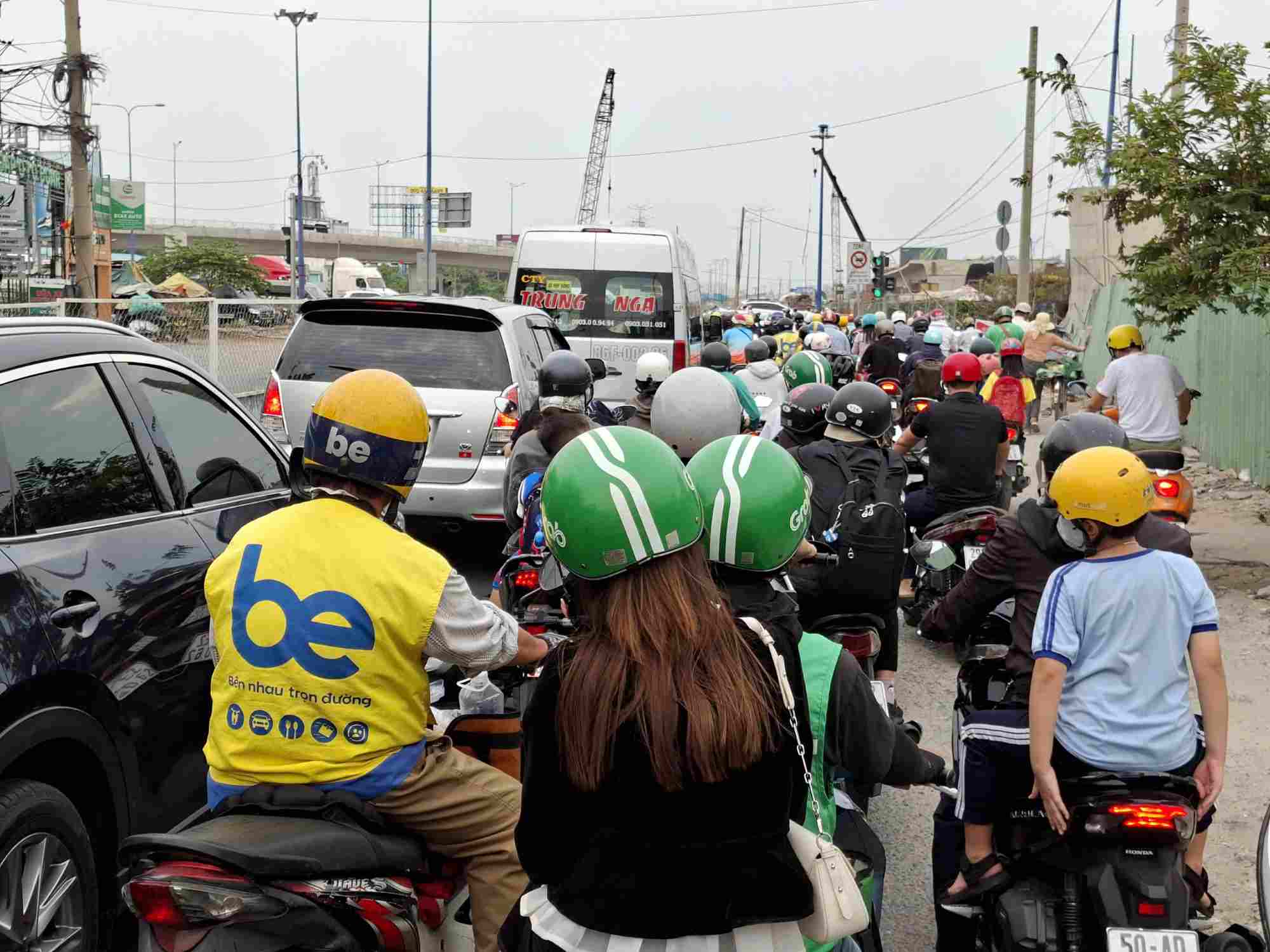 Người dân vất vả di chuyển qua nút giao An Phú chiều 25.2.  Ảnh: Minh Quân