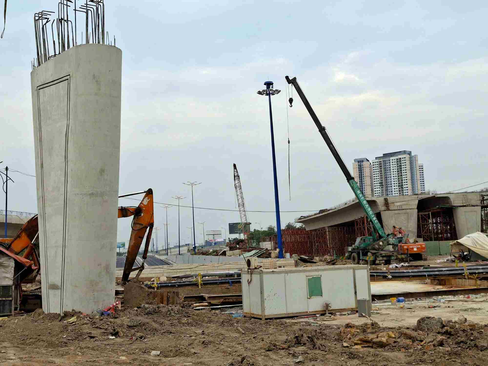 Machinery lying silently at the An Phu intersection project construction site (HCMC) on the afternoon of February 25. 2. Photo: Minh Quan