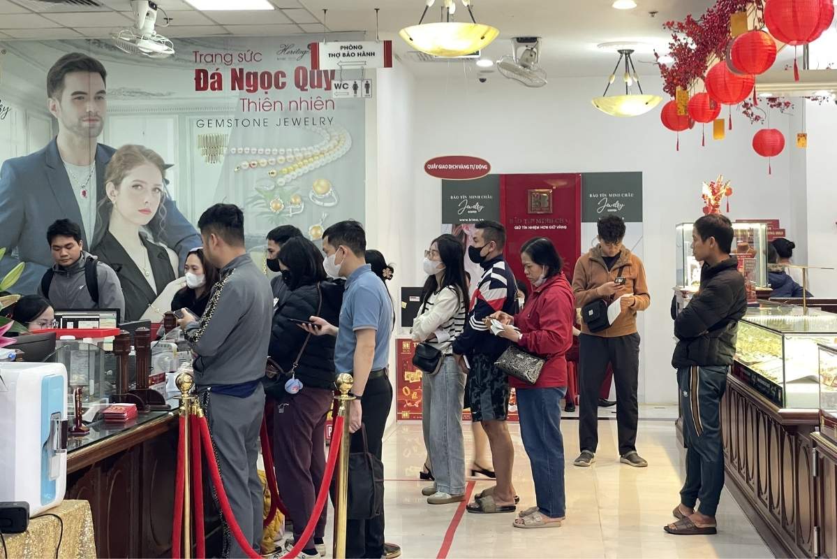 People tend to buy products with small quantities from 0.5-1 chi and pay in cash on the God of Wealth Day. Photo: Thanh Binh