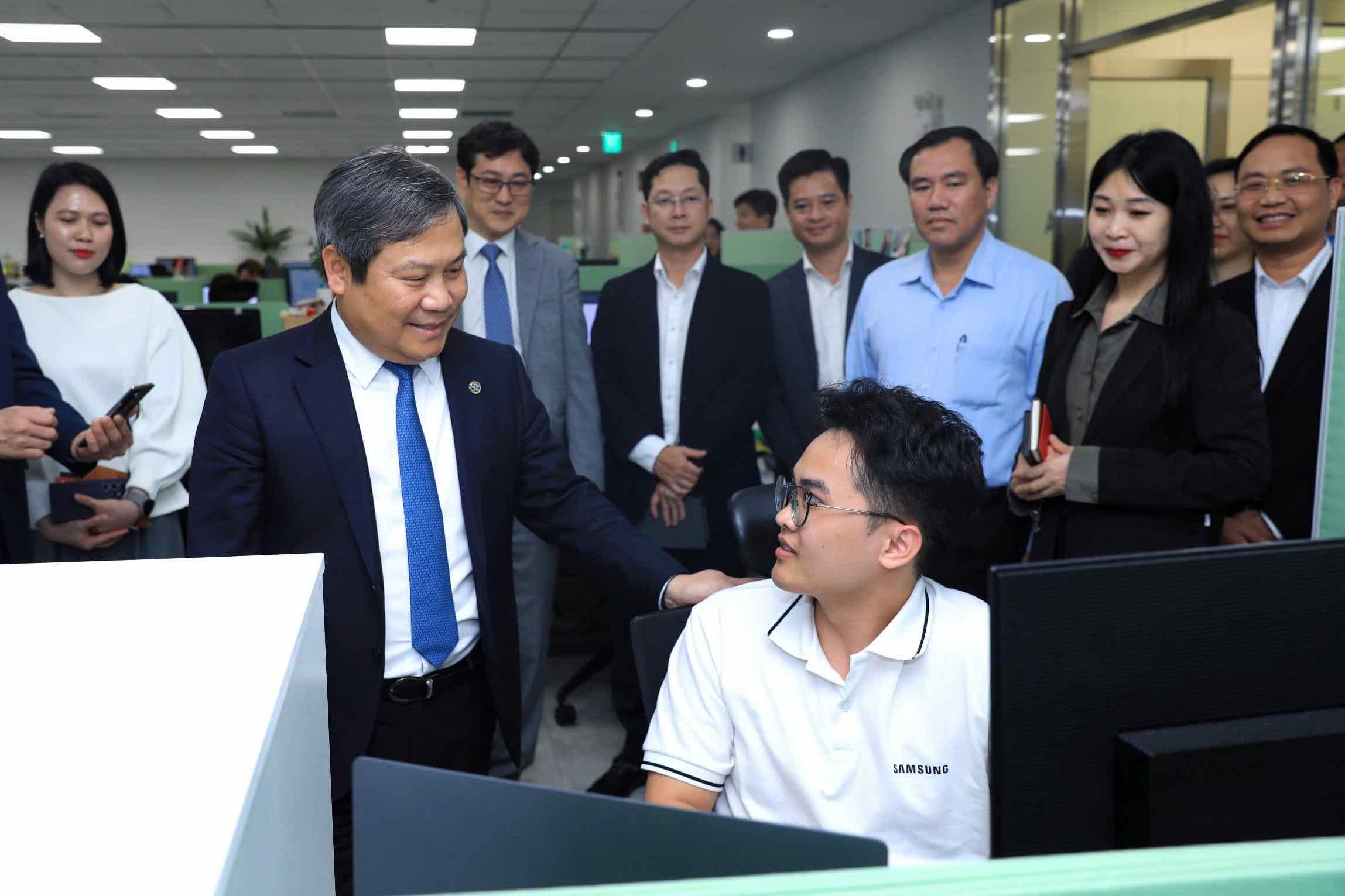 Chairman of Hanoi People's Committee Vu Dai Thang and the working delegation visit and talk with officials and engineers of Samsung Vietnam Research and Development Center (SRV). Photo: Pham Linh