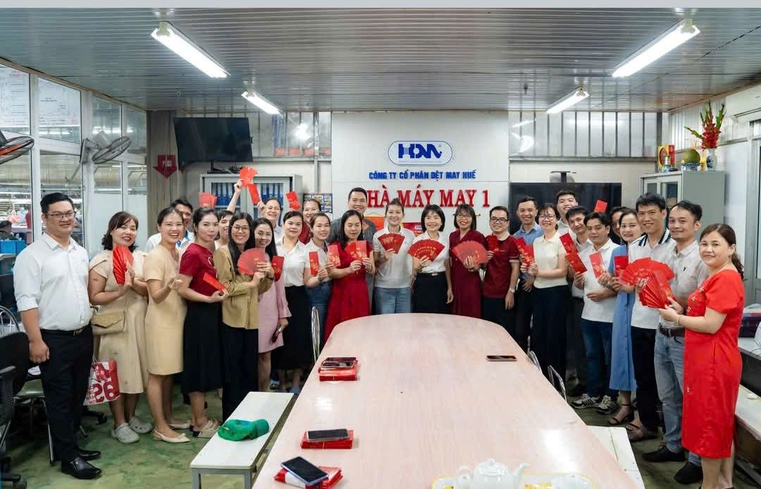 The Trade Union of Hue Textile and Garment Company directly went to each workshop and department to visit, encourage and hand over lucky money envelopes at the beginning of the year to employees. Photo: Hue Trade Union