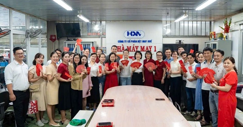 Dệt may Huế: Lì xì đầu năm, thêm động lực cho công nhân
