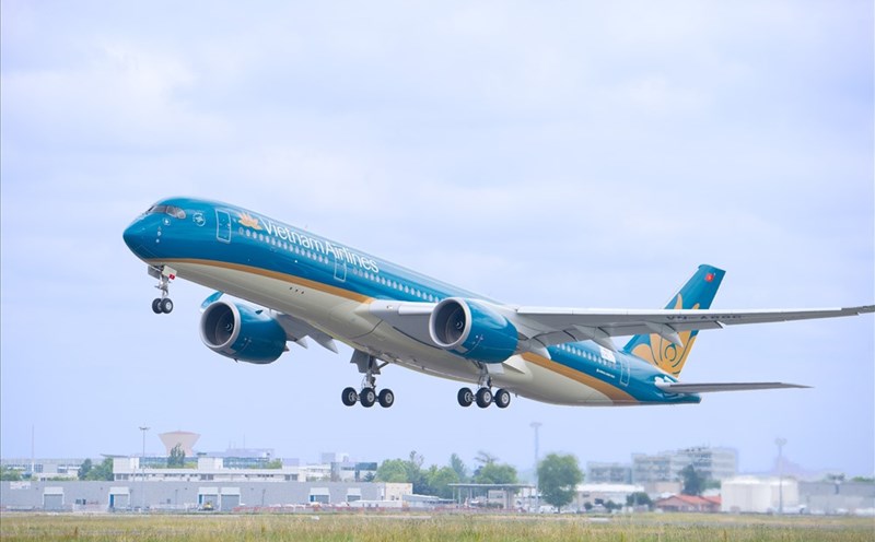 phát đi thông báo điều chỉnh lịch bay và hướng dẫn khách hàng chủ động kiểm tra email, tin nhắn hoặc liên hệ tổng đài, phòng vé, đại lý để được hỗ trợ nhanh nhất.