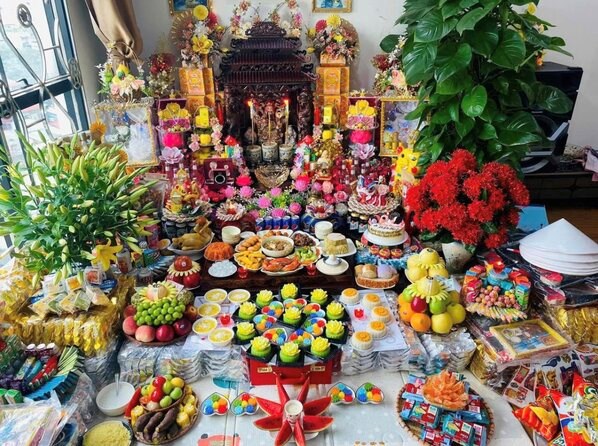 The offering tray for worshiping the God of Wealth is prepared neatly and fully. Photo: Ha My