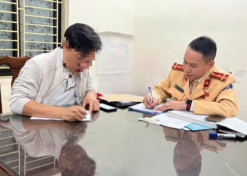 Traffic Police, Hanoi Police fine drivers for allowing children to sit in the same driver's seat. Photo: CAHN