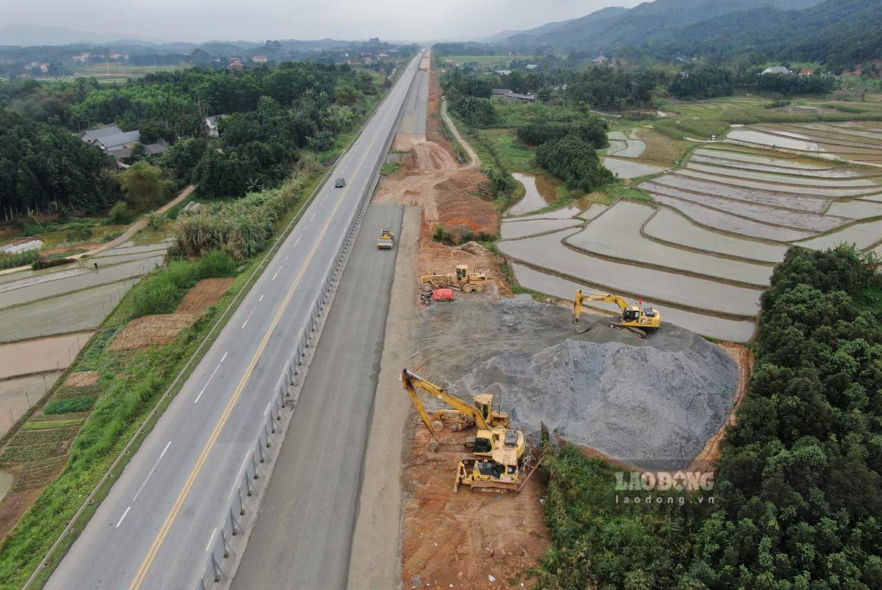 Riêng phần đường đã triển khai 15 mũi thi công với tổng chiều dài hơn 57km.