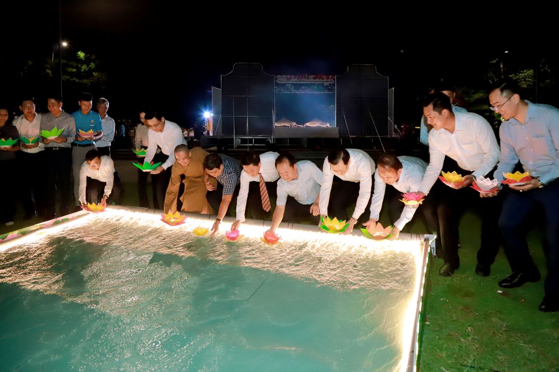 Lễ hội thả hoa đăng lần đầu tiên diễn ra ở phường Bình Dương. Ảnh: Đình Trọng